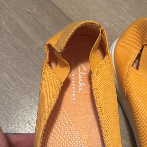 NEW Cloudsteppers by Clarks Orange Size 10 Flats - Picture 2 of 6